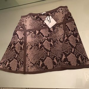 DVF-Diane von Frustenberg beautiful knit snake print skirt in Sz.L NEW with tags
